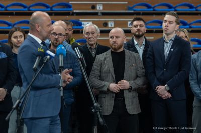 Zdjęcie z uroczystości wręczenia promes i umów dotyczących przyznania dotacji rzeszowskim klubom i organizacjom sportowym. Fot. Grzegorz Bukała, Urząd Miasta Rzeszowa